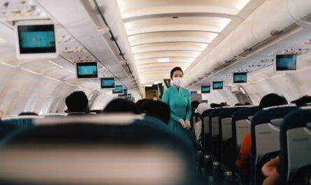 Passagerer i et fly på vej på ferie